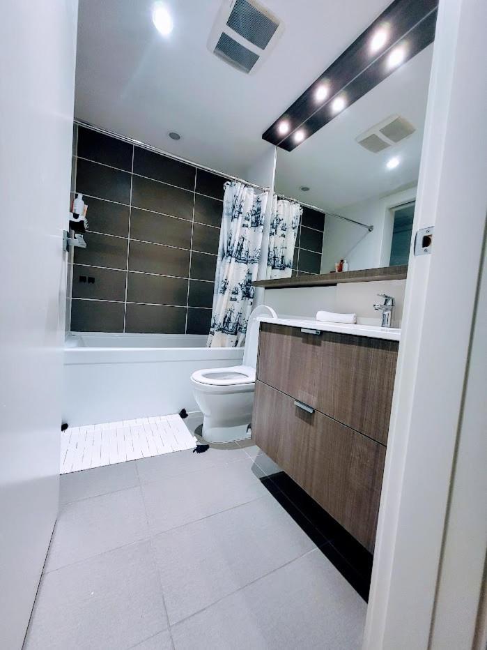 Your Perfect Escape - Modern Landmark Condo In Downtown Calgary - Free Parking- Premium Location Dış mekan fotoğraf