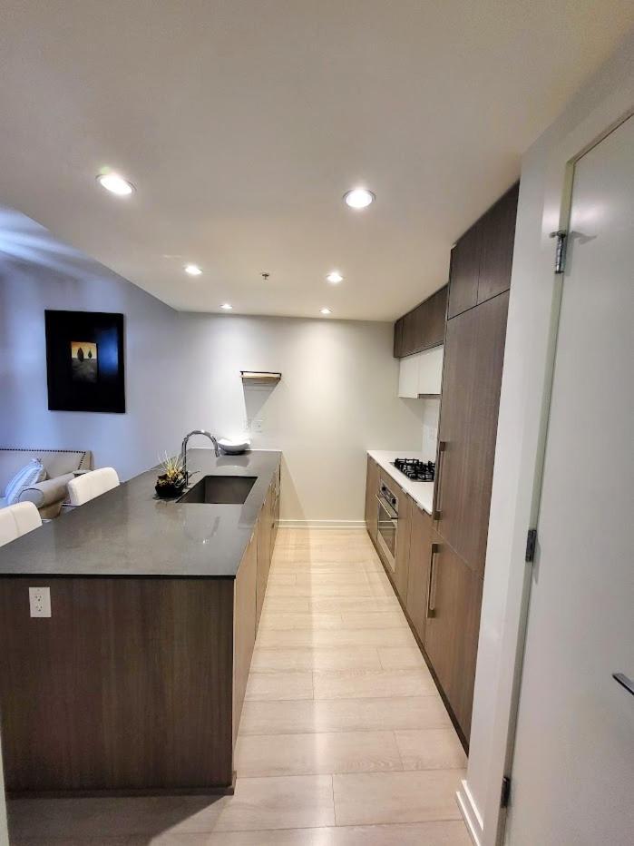 Your Perfect Escape - Modern Landmark Condo In Downtown Calgary - Free Parking- Premium Location Dış mekan fotoğraf