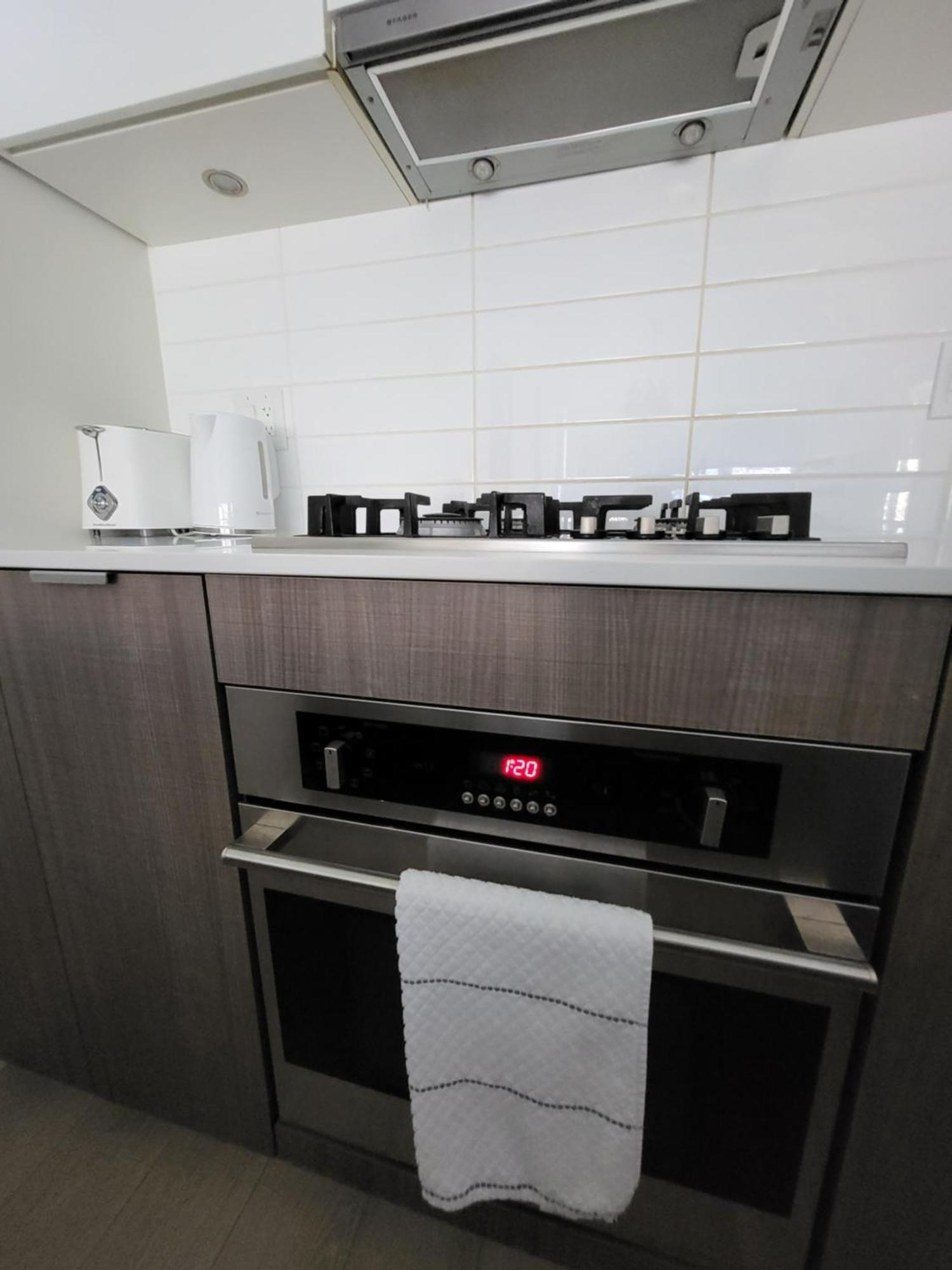 Your Perfect Escape - Modern Landmark Condo In Downtown Calgary - Free Parking- Premium Location Dış mekan fotoğraf