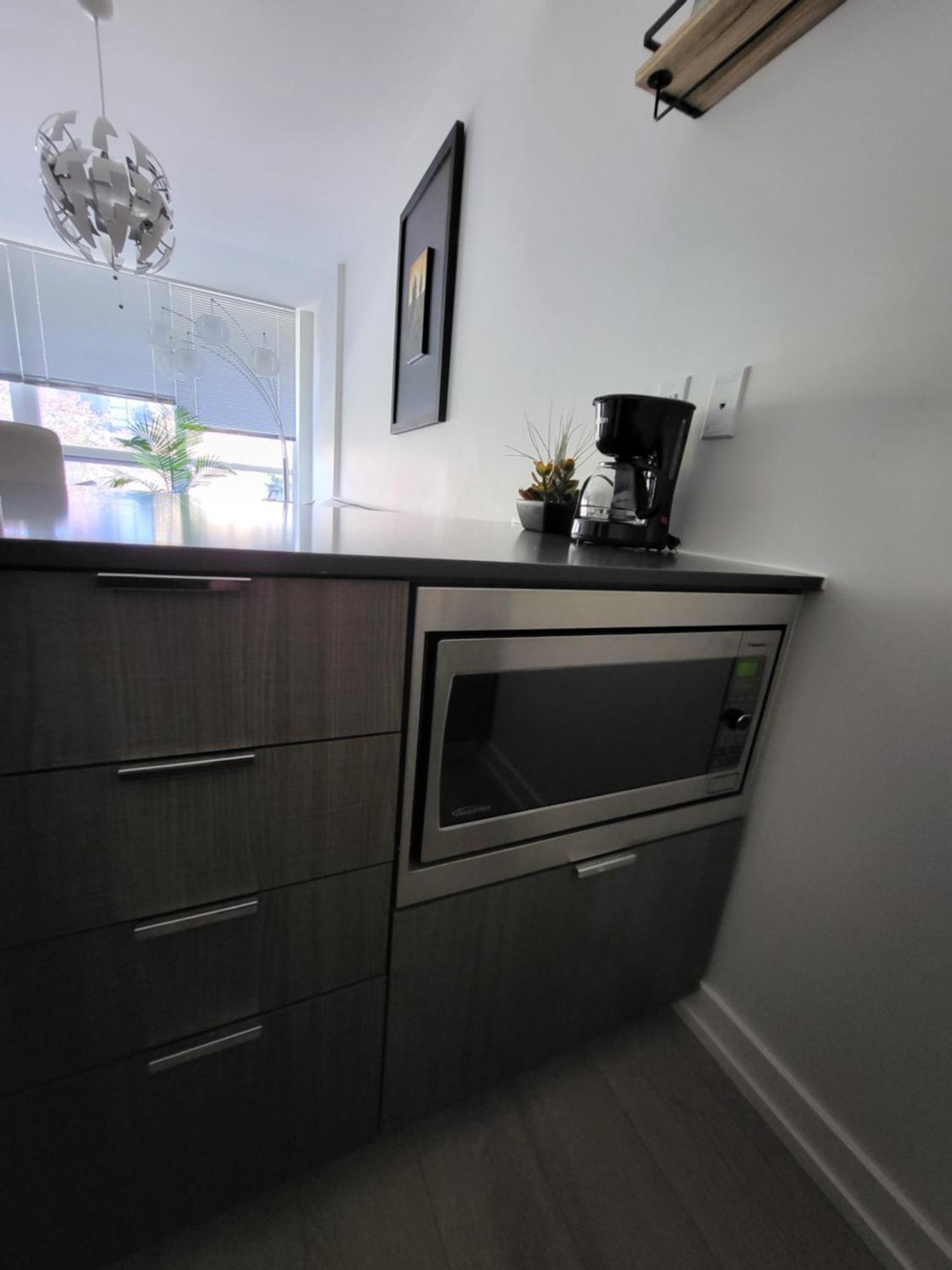 Your Perfect Escape - Modern Landmark Condo In Downtown Calgary - Free Parking- Premium Location Dış mekan fotoğraf